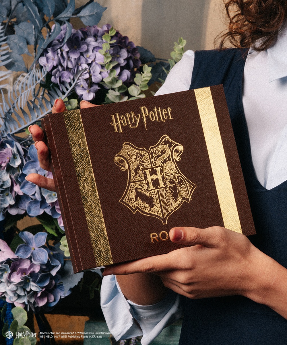 انطلاقًا من روح الفخامة البريطانية الأصيلة، تُطل "روجا لندن" بإصدارين محدودين مستوحَيَيْن من عالم هاري بوتر، بالتعاون مع وارنر براذرز ديسكفري جلوبال كونسيومر برودكتس.