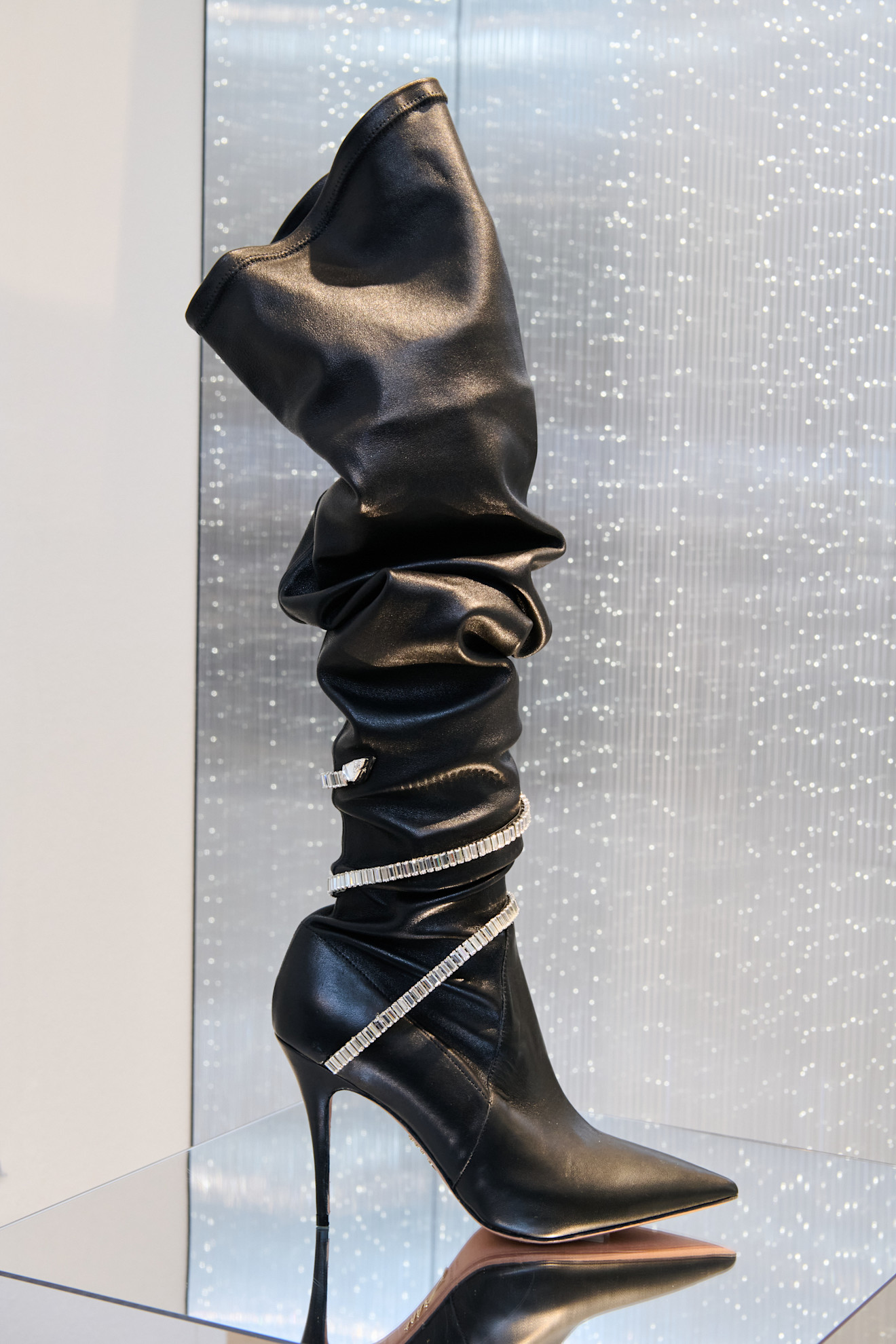 Rene Caovilla تصميم جريء وعصري للبوت الجلد المجعد من