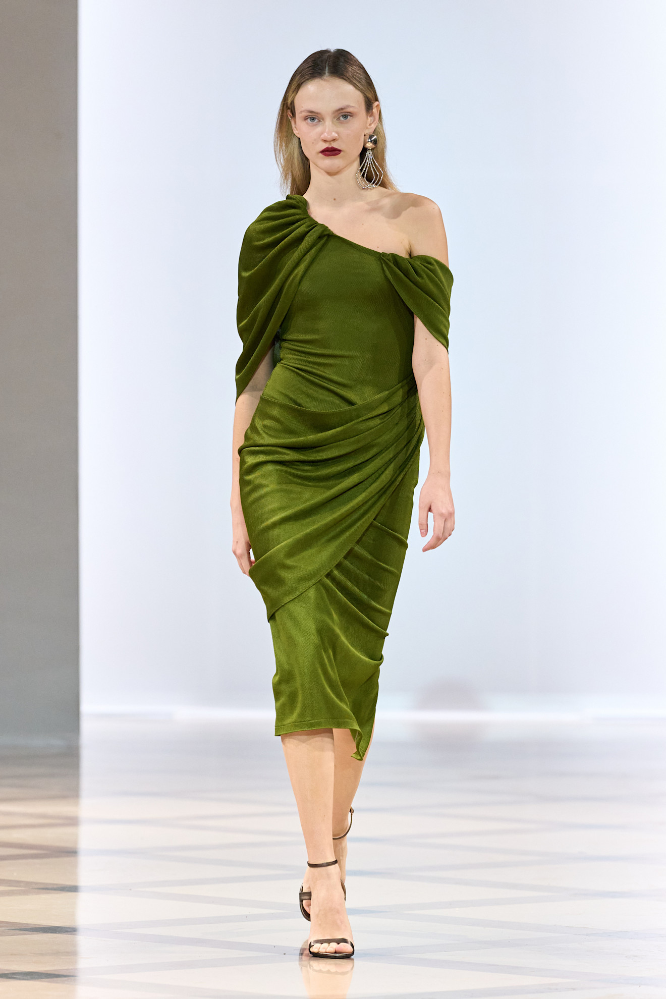 موضة الفستان المخملي بتدرجات اللون الزيتوني