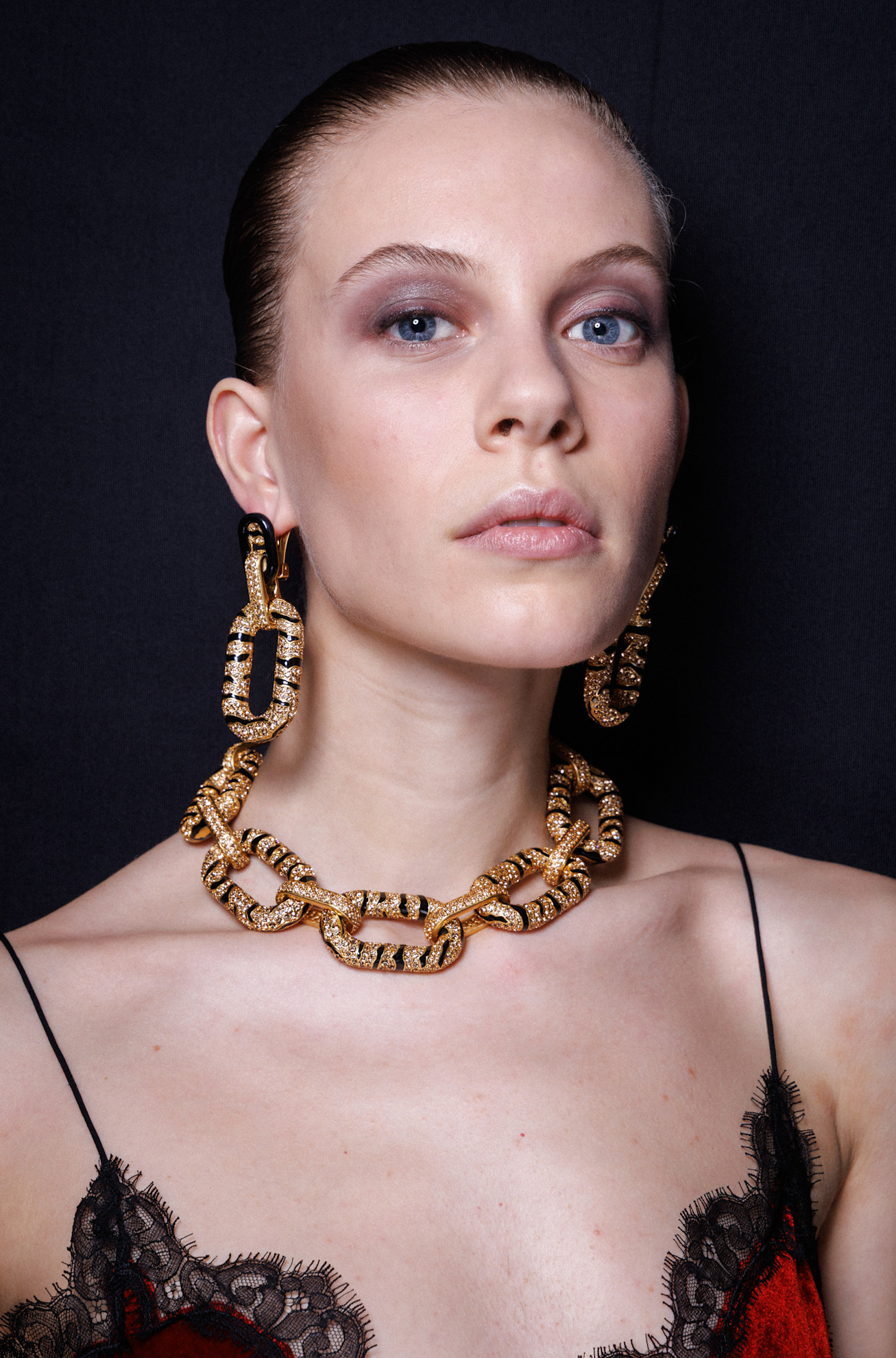 Roberto Cavalli خيار الأكسسوارات الذهبية الكبيرة مميز لخريف 2025
