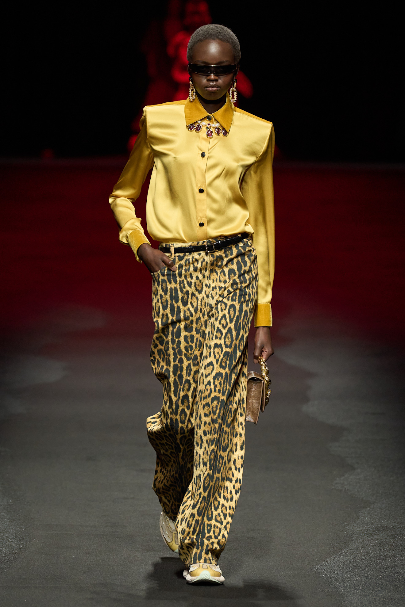 Roberto Cavalli موضة القميص الساتان من
