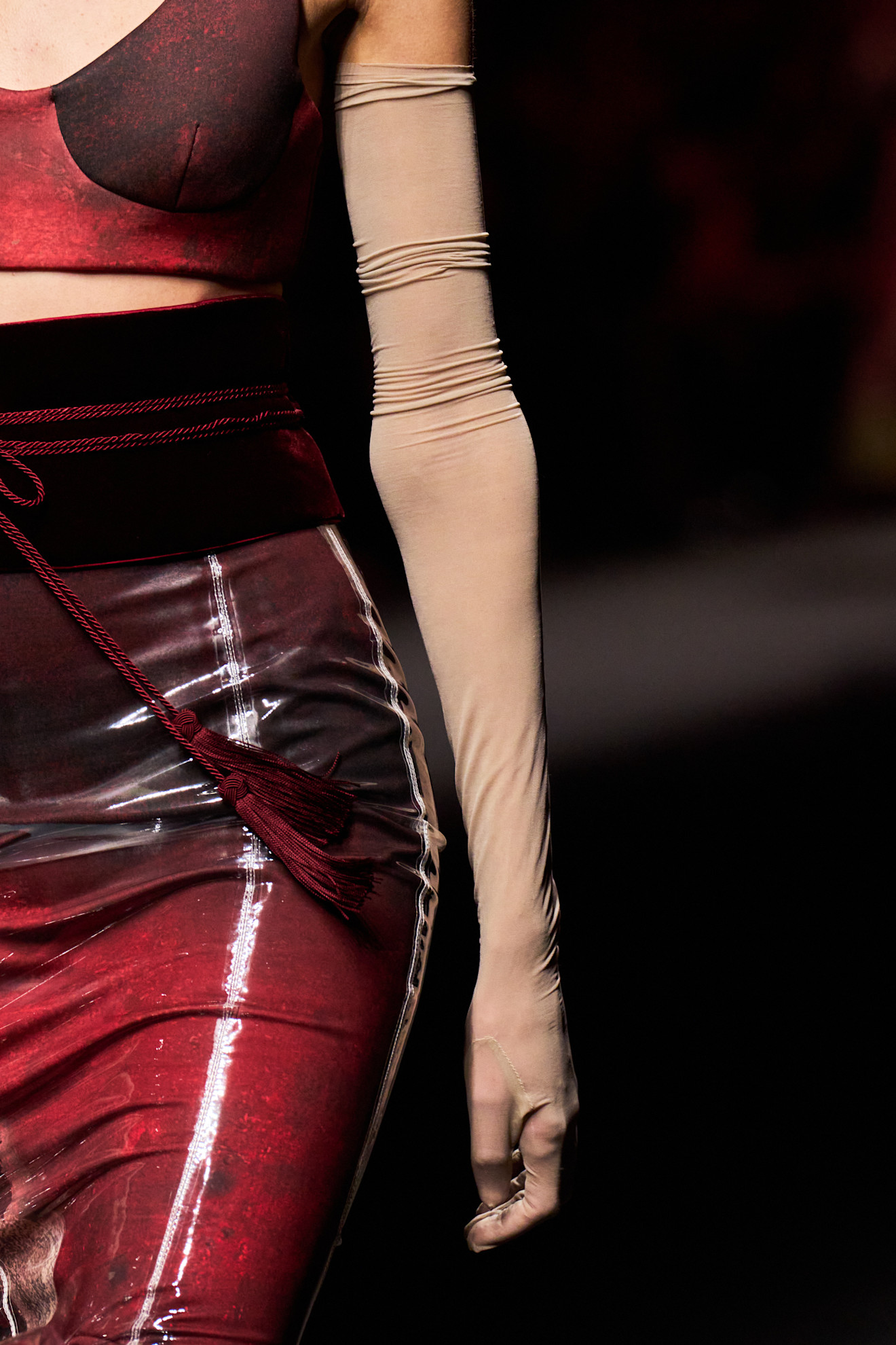 قفّازات شفّافة ترتقي بالإطلالة إلى مستوى آخر بأسلوب Roberto Cavalli