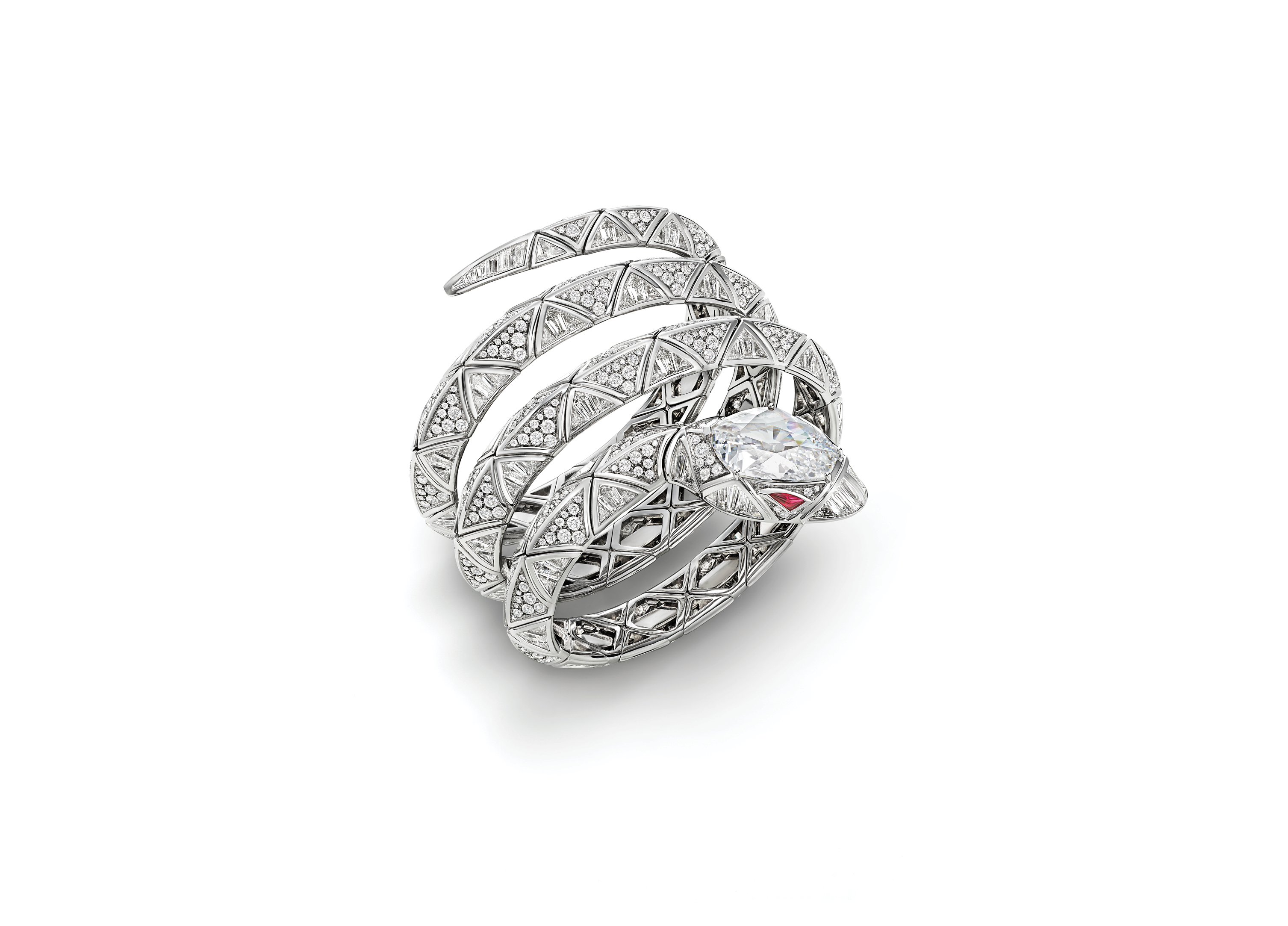 سوار ‏SERPENTI INFINIA‏ يلتف حول ماسة استثنائية عيار 7.49 قيراط، قُصّت خصيصا لتعكس أقصى درجات ‏النقاء والتألق
