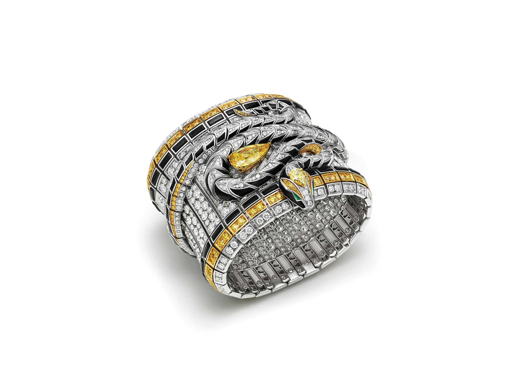 سوار ‏SERPENTI SPIRA‏ العريض يتألف من 340 عنصرا، وهو مرصع بالماس الأبيض والأصفر وبماسة صفراء ‏عيار 5.08 قيراط