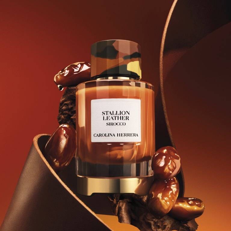 كارولينا هيريرا  تقدم ستاليون ليذر سيروكو إصدار محدود يحتفي بالحرية الجامحة