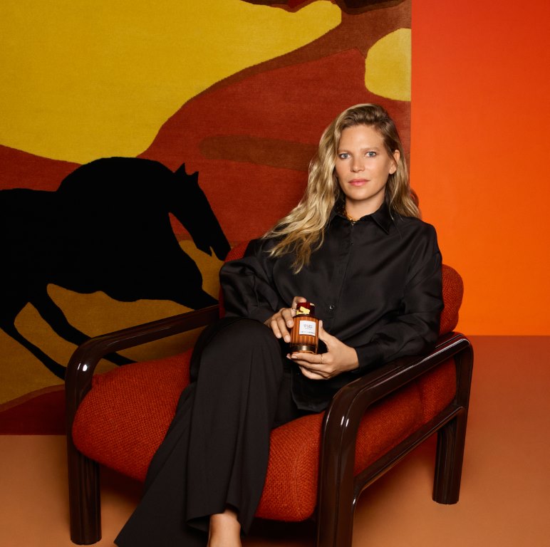 كارولينا هيريرا  تقدم ستاليون ليذر سيروكو إصدار محدود يحتفي بالحرية الجامحة