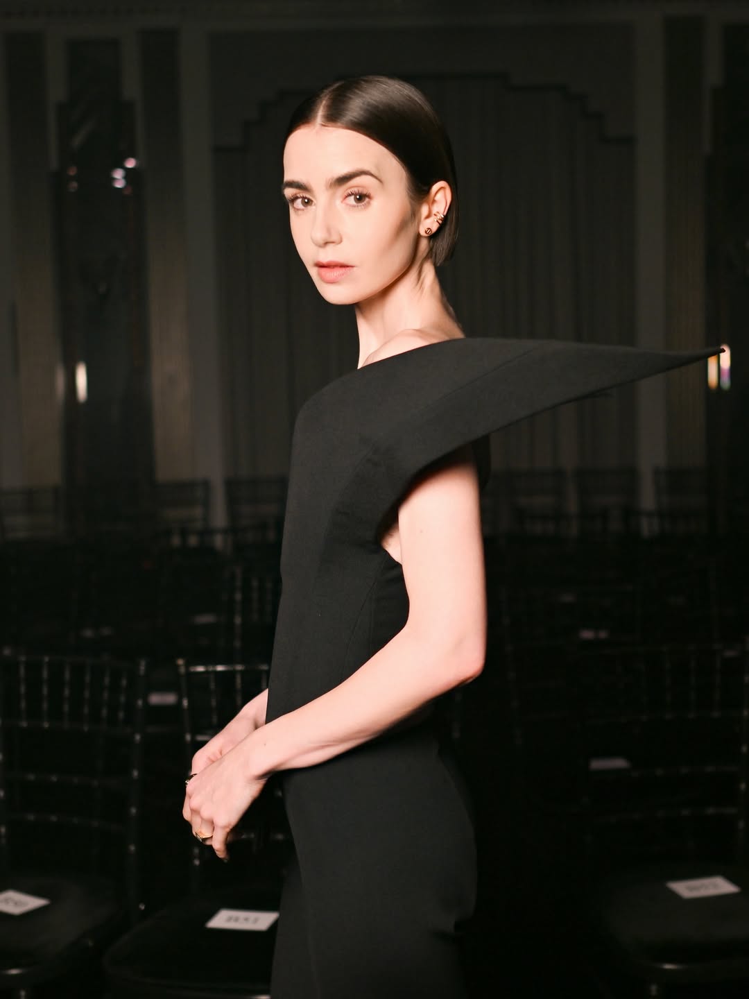 رسمات المكياج النيود بأسلوب Lily Collins