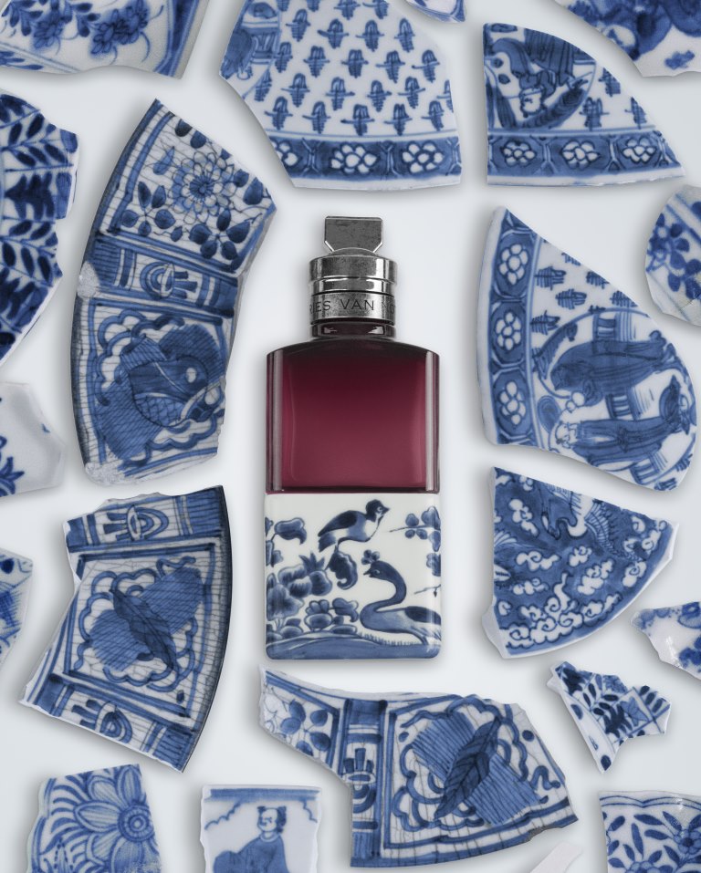 Dries Van Noten تكشف عن إصدار مذهّب من زجاجات عطور SOIE MALAQUAIS