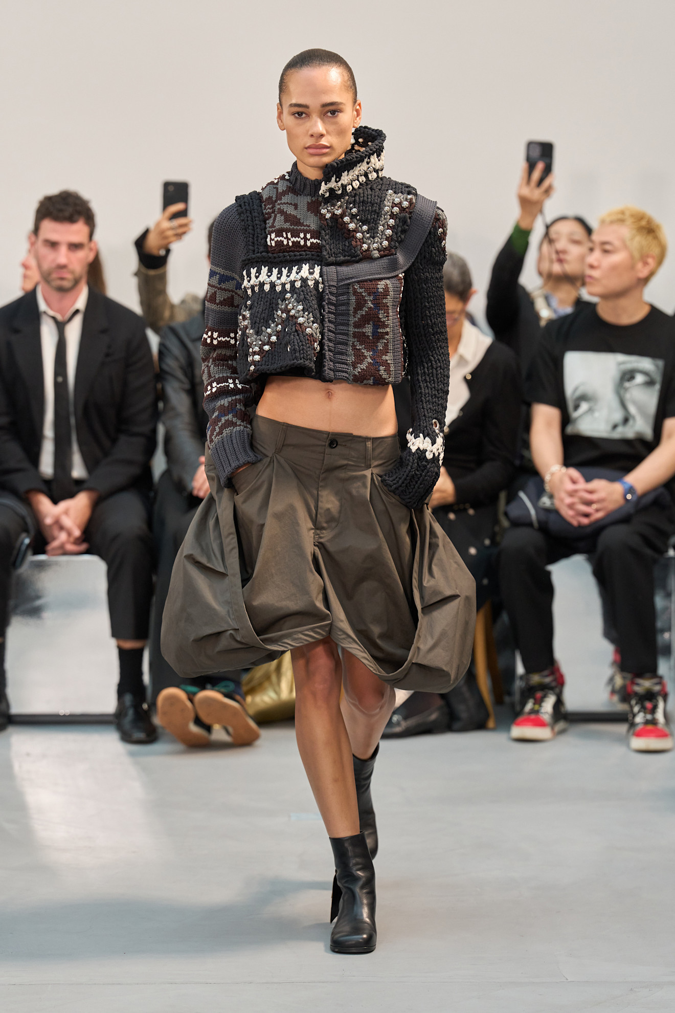 Sacai تنورة البالون بتصممي عصري وجريء