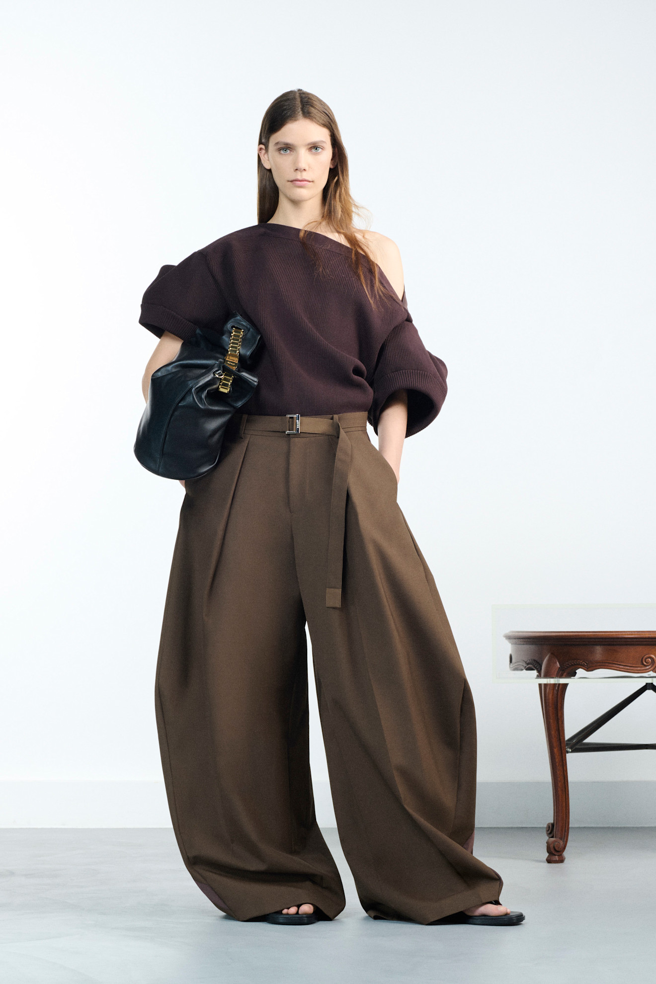  سروال بلازو مريح من Sacai باللون البني لإطلالة عصرية تنبض بالراحة