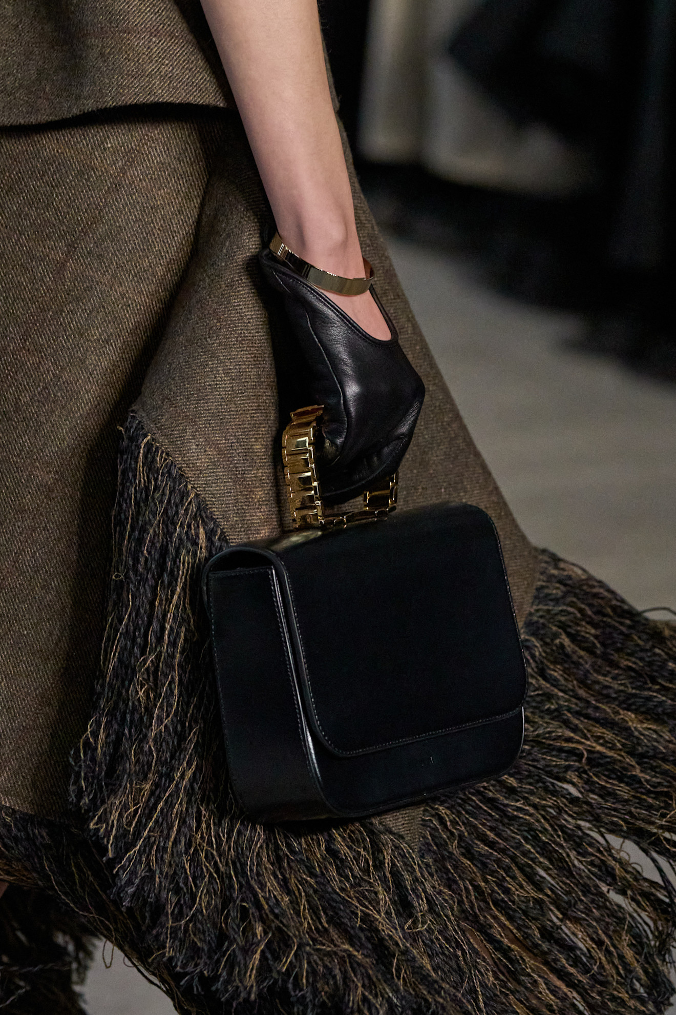 اعتمدي أسلوب الروك آند رول مع قفازات قصيرة كـ Sacai لإطلالة جريئة