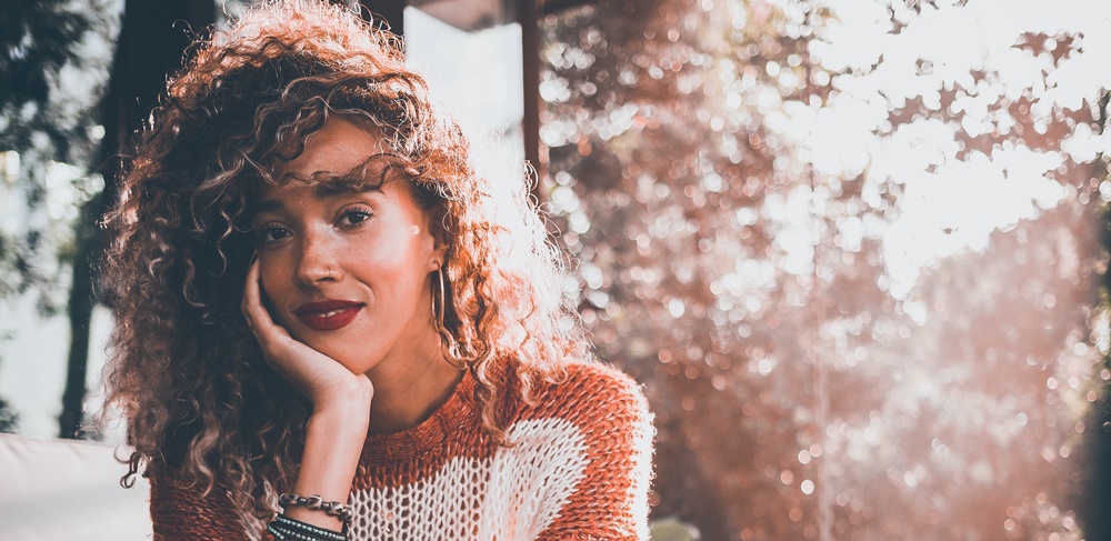 أسباب جاذبية المرأة القوس التي تجعلها محط الأنظار