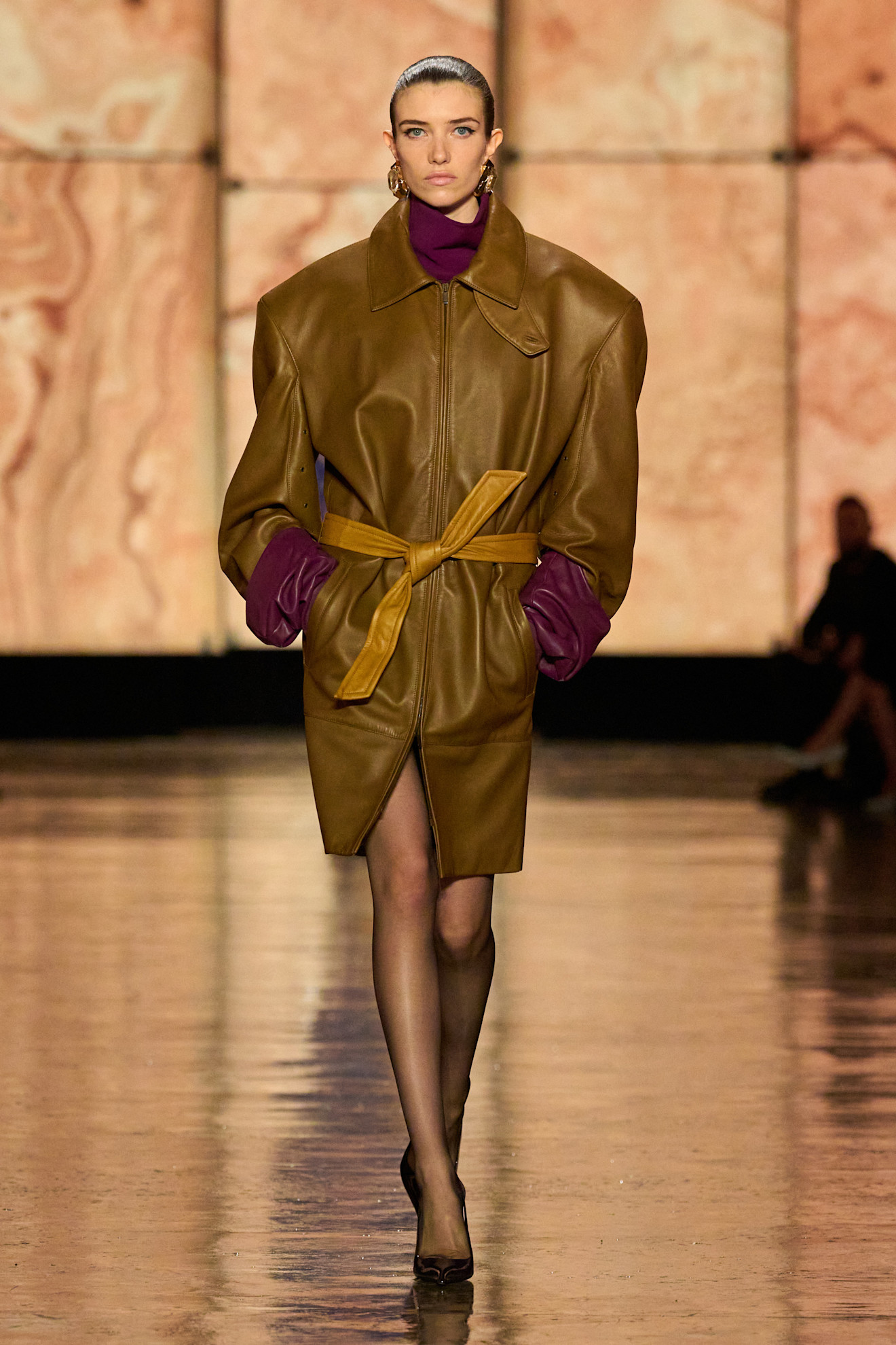 Saint Laurent أناقة معاطف الجلد من