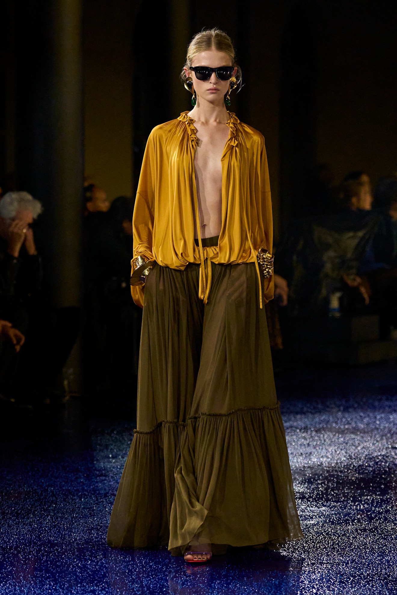 Saint Laurent ارتدي اللون الخردلي مع الزيتي كهذه الإطلالة من