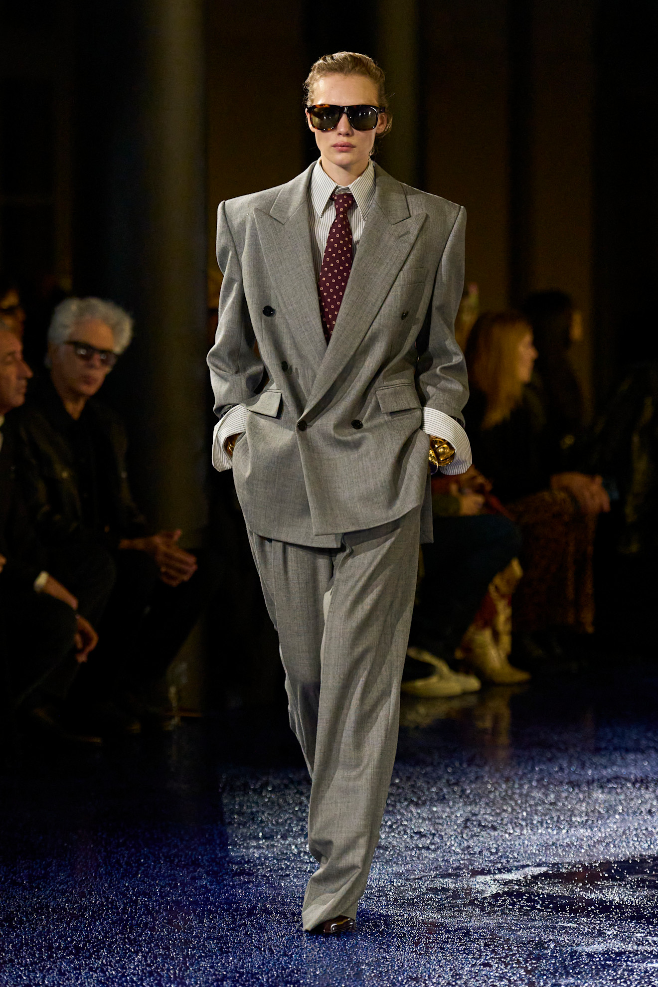 Saint Laurent البدلة الرسمية باللون الرمادي خيار موفق للغاية