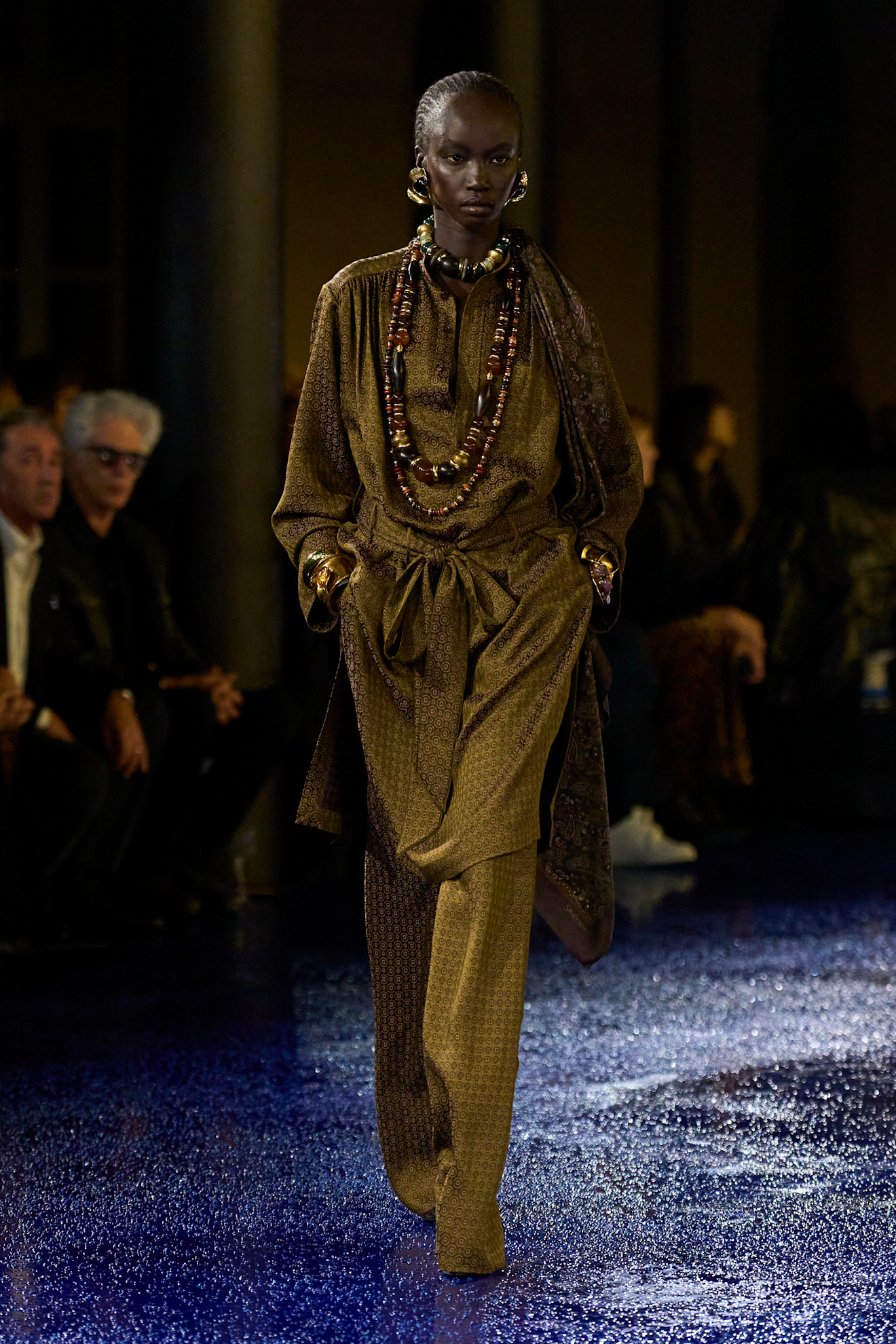 Saint Laurent الطابع الإفريقي في ملابس