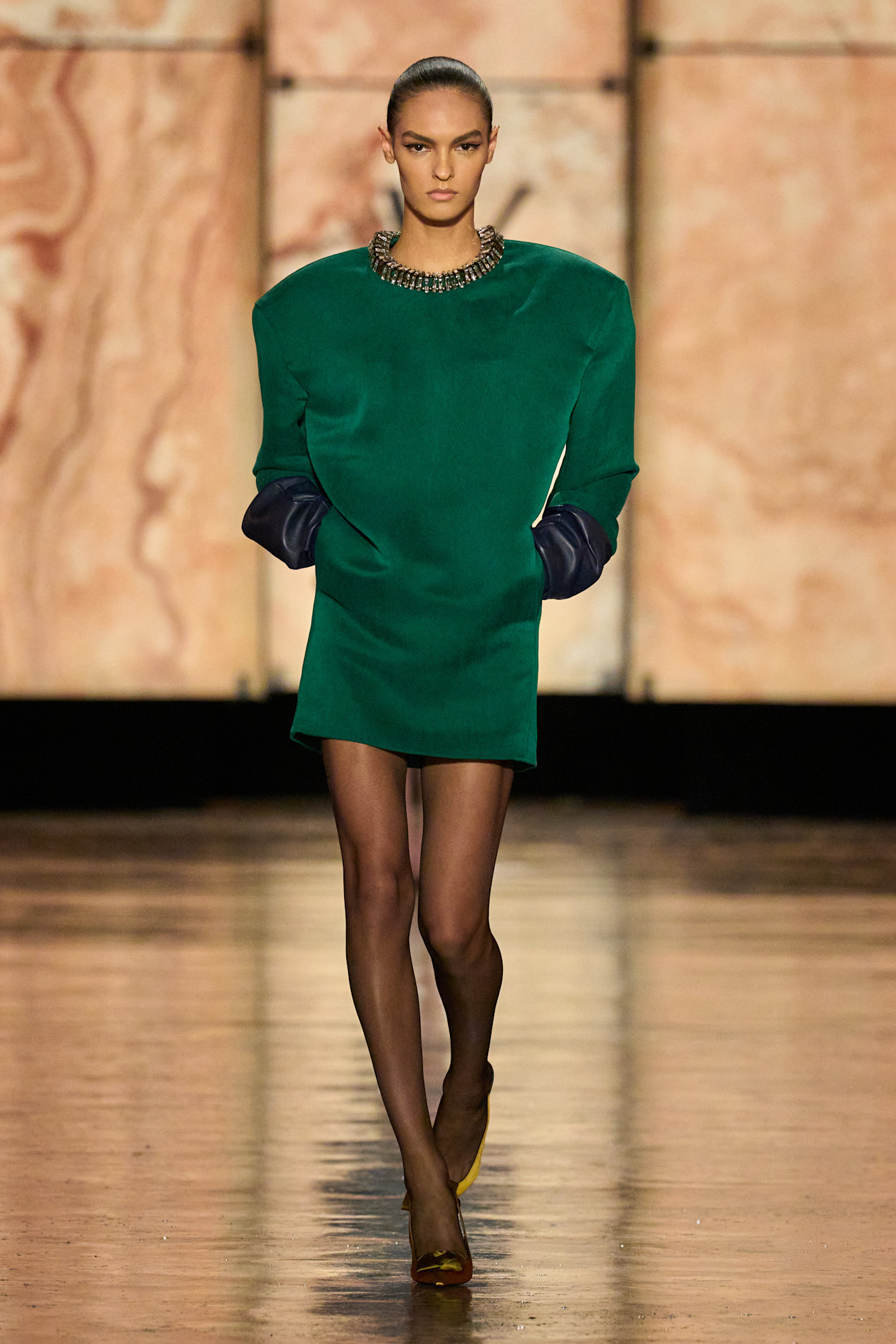Saint Laurent فستان سادة زيتي من