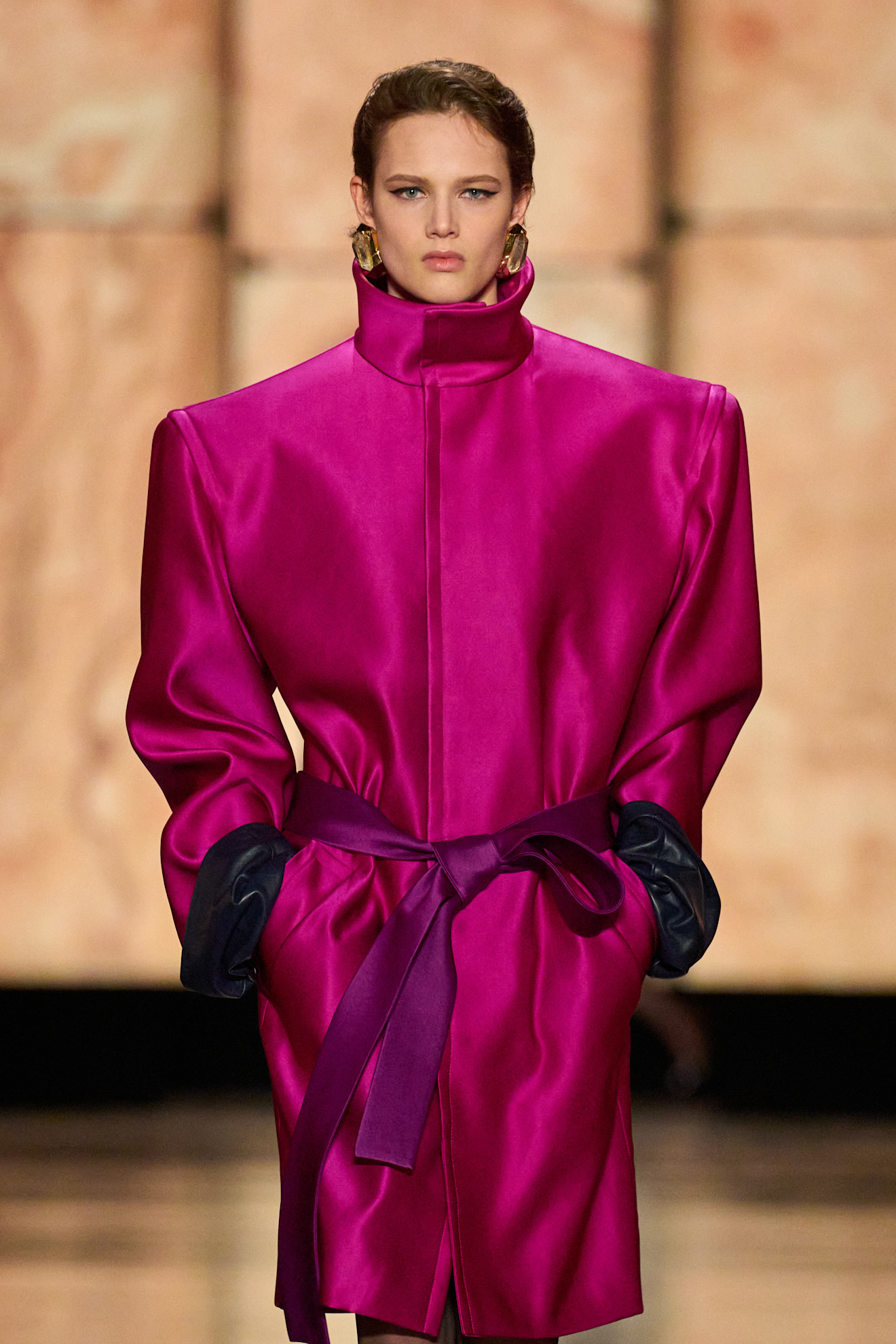 من مجموعة الأزياء الجاهزة Saint Laurent لخريف وشتاء 2025