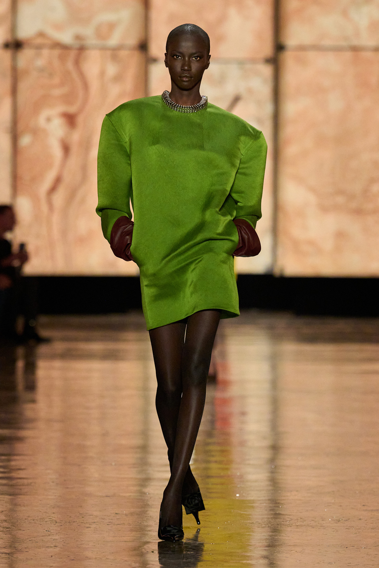 موضة الفستان المخملي الأخضر والقصير