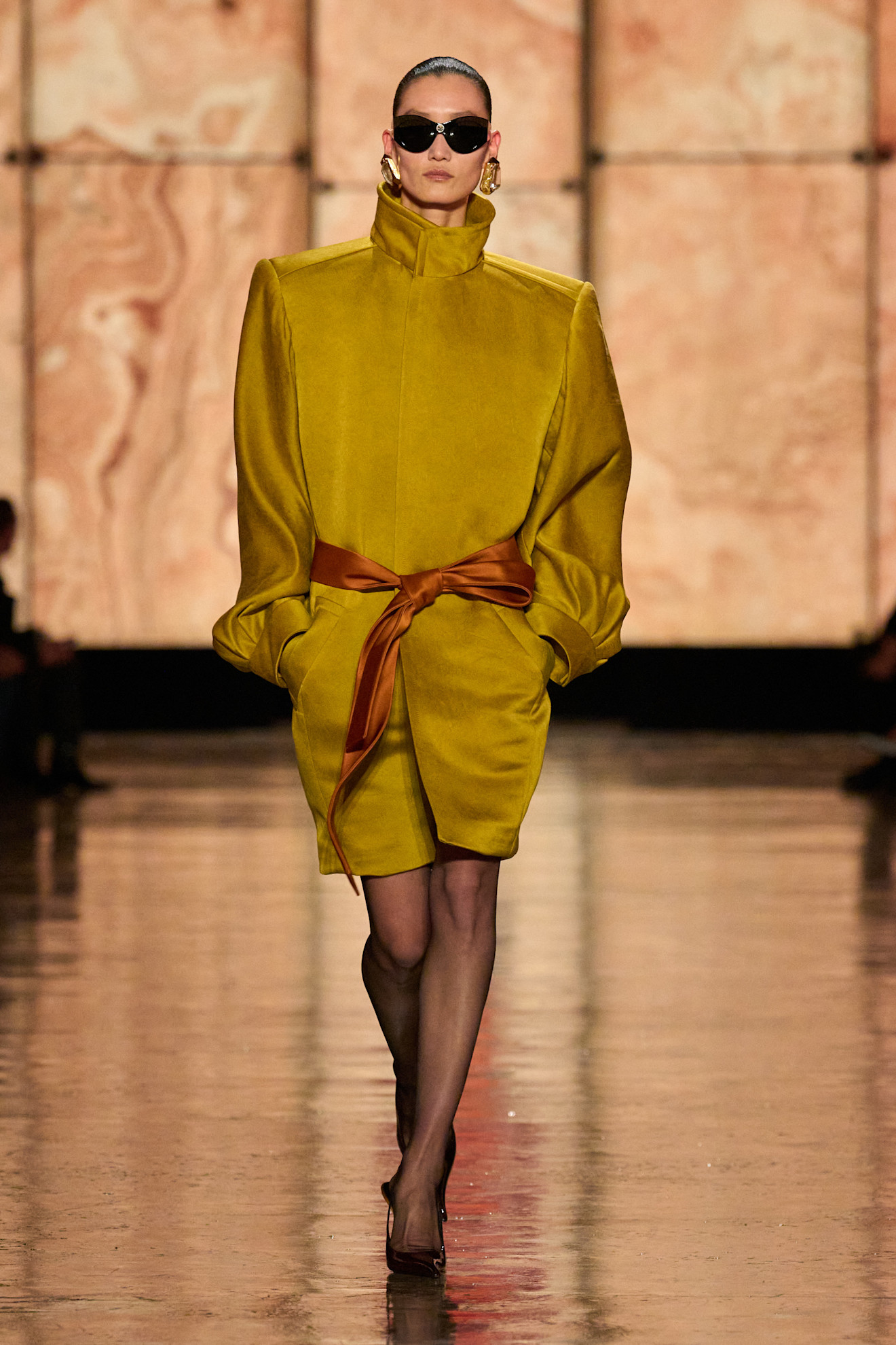 موضة الفستان المخملي القصير باللون الموتارد