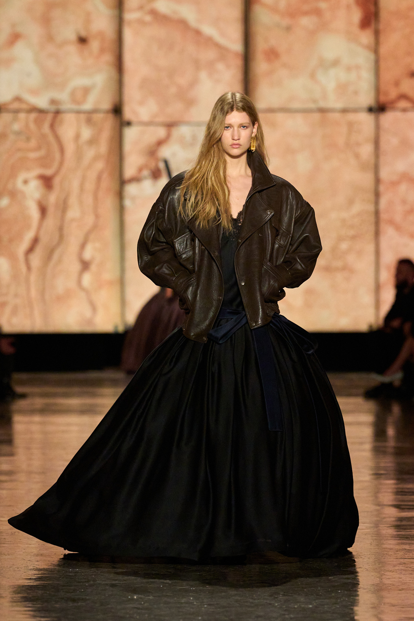 السترة الجلدية الـ Oversized من سان لوران Saint Laurent