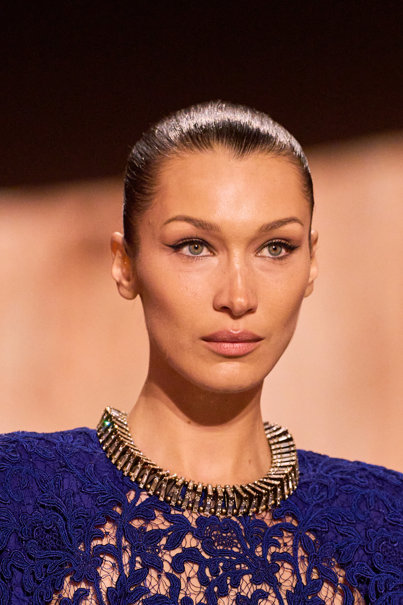 رسمات الآيلاينر المجنحة على الجفون العليا للعينين