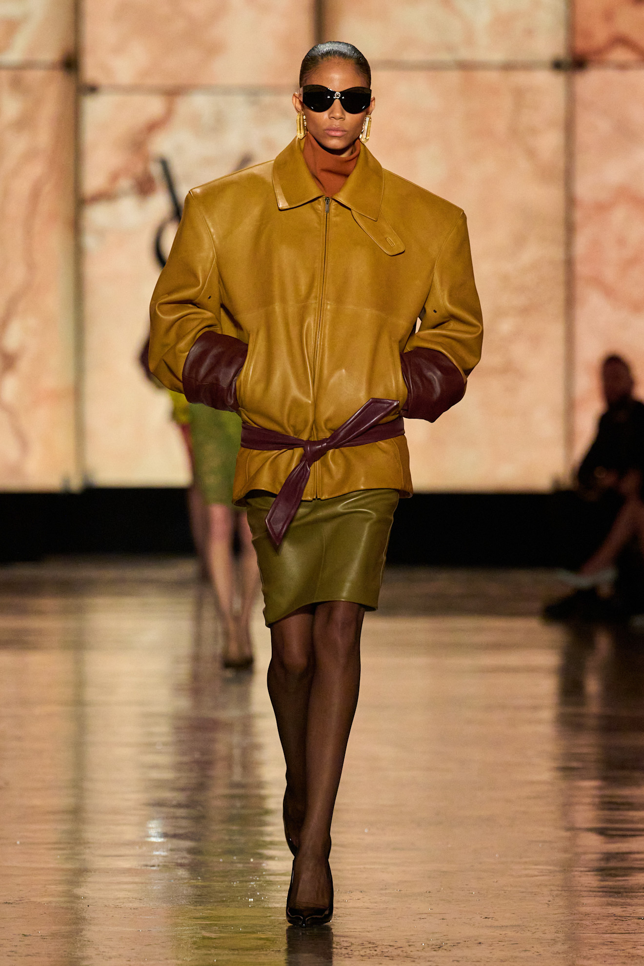 Saint Laurentالتنورة الجلد طاغية في مجموعة