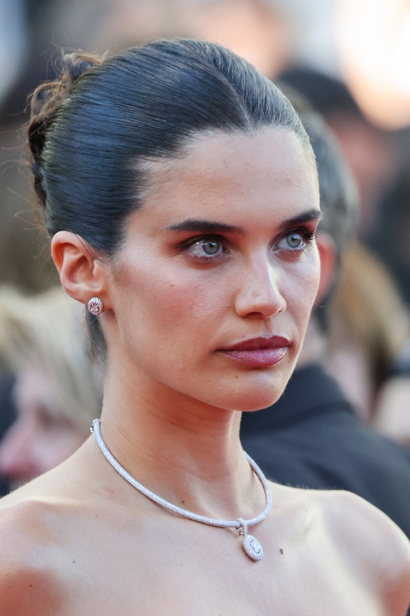 اطلالة Sara Sampaio بالمكياج البني البراق