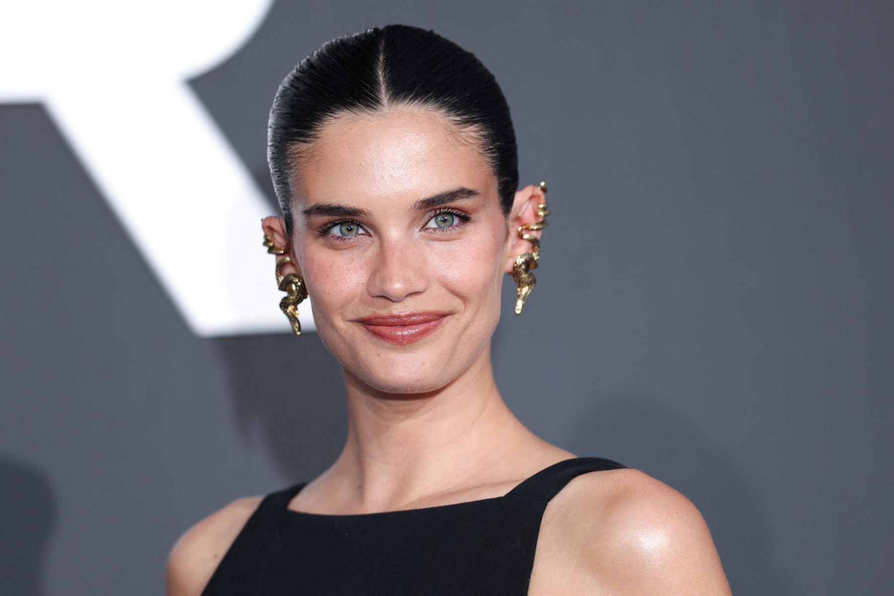 اطلالة Sara Sampaio بالمكياج المشمشي