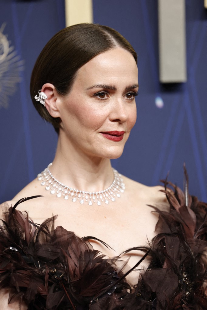 اطلالة Sarah Paulson بمكياج بني داكن