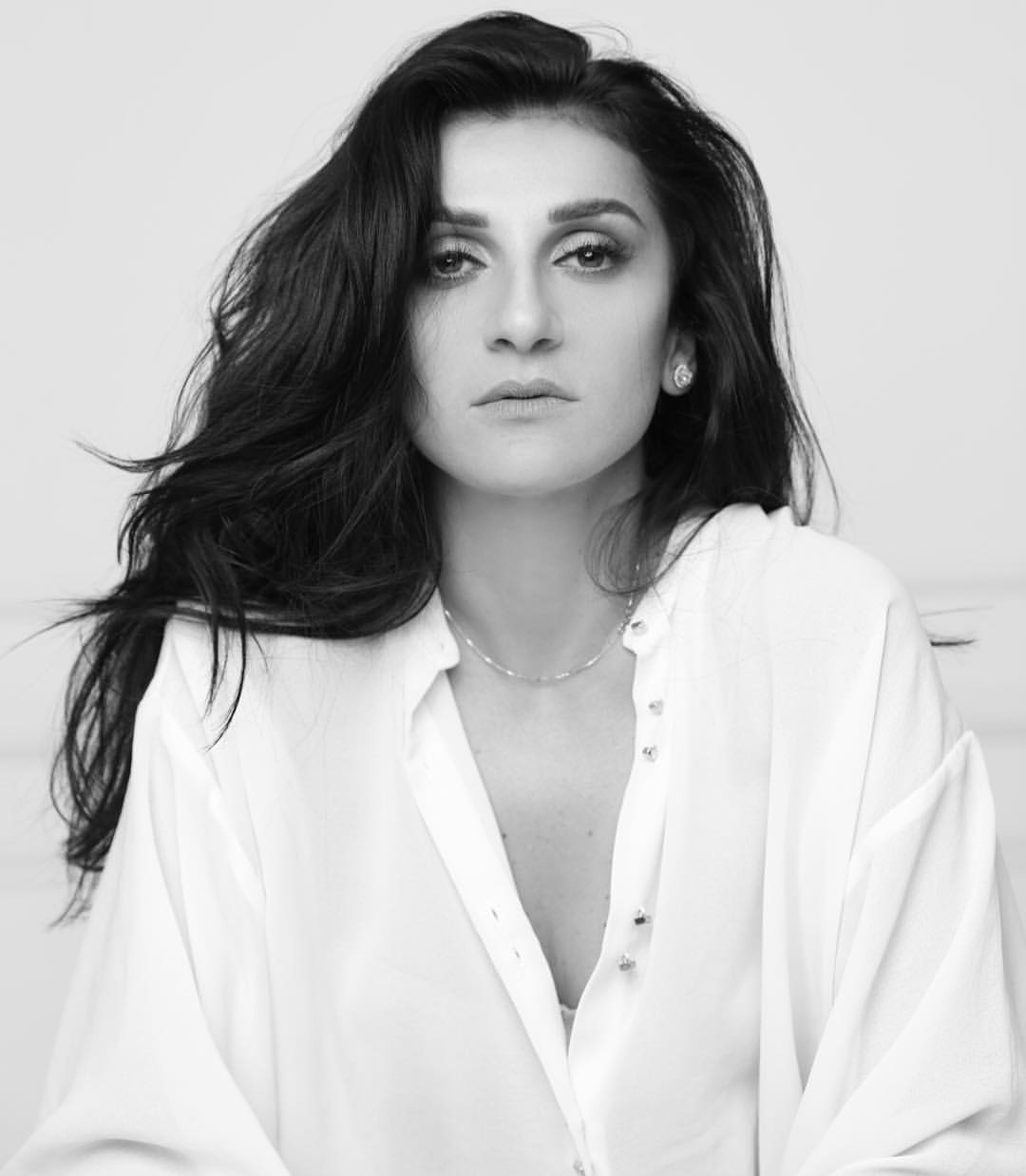 من هي ياسمين يحيى مصممة فستان زفاف أمينة خليل؟