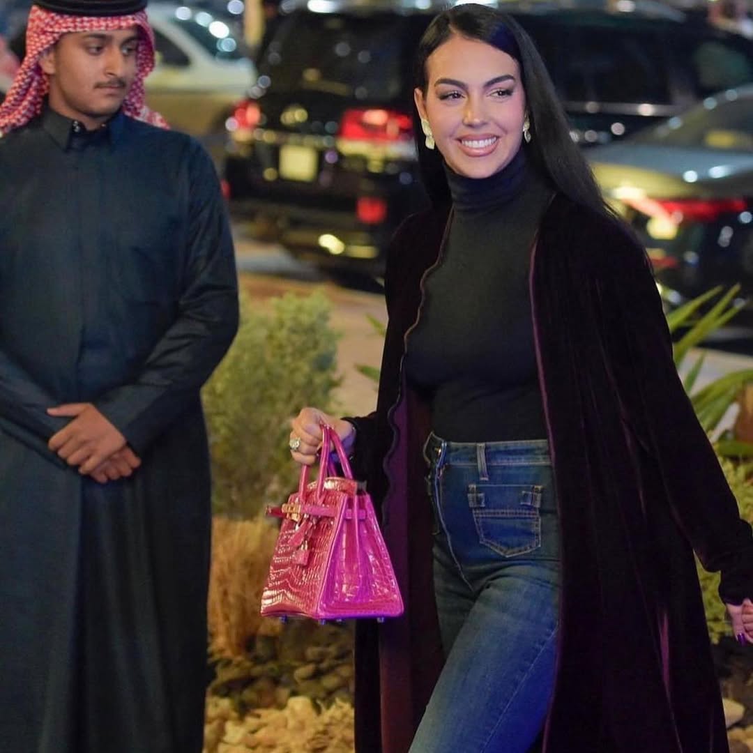 جورجينا ببنطلون من الدنيم باللون الأزرق الفاتح