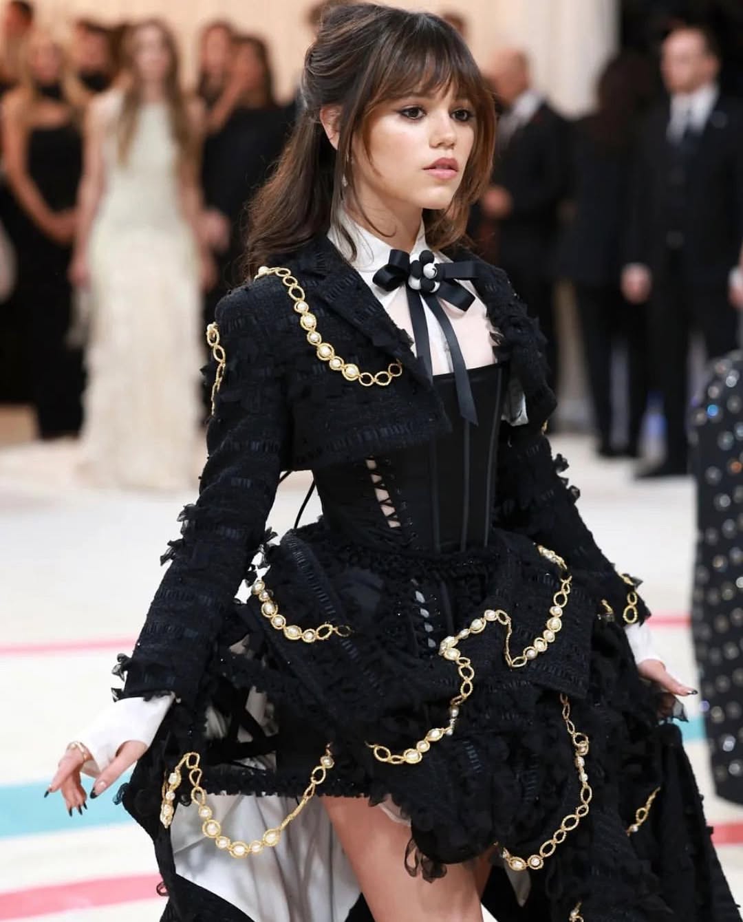 جينا أورتيجا بفستان جذاب باللون الأسود من توقيع Thom Browne