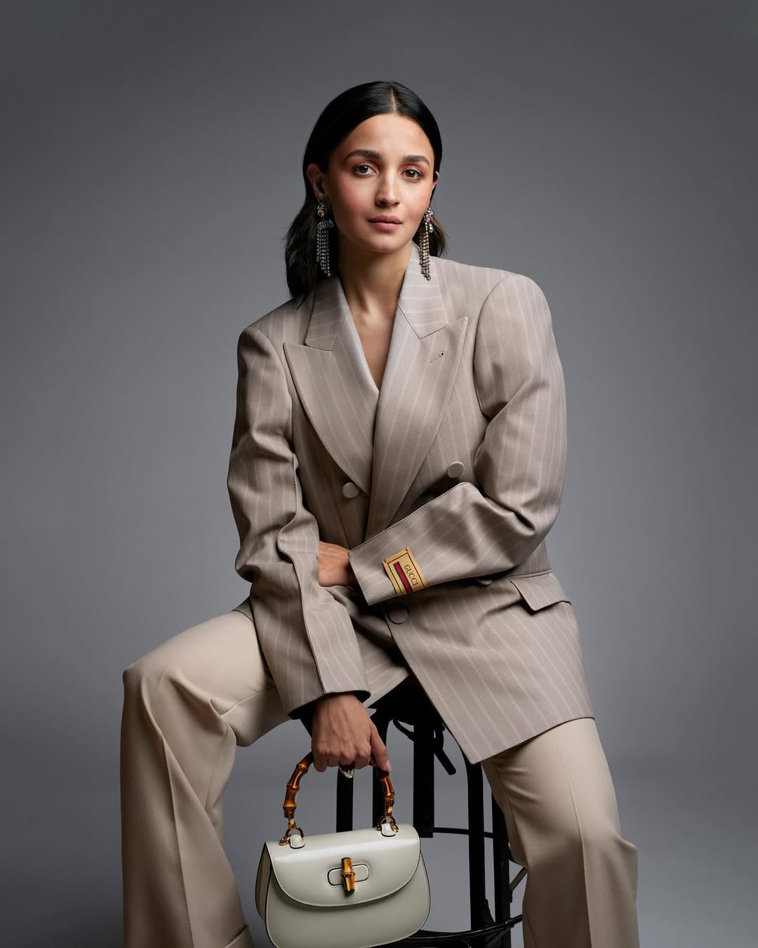 عليا بهات بصيحة البدلة النسائية الكلاسيكية باللون البيج بتوقيع دار Gucci