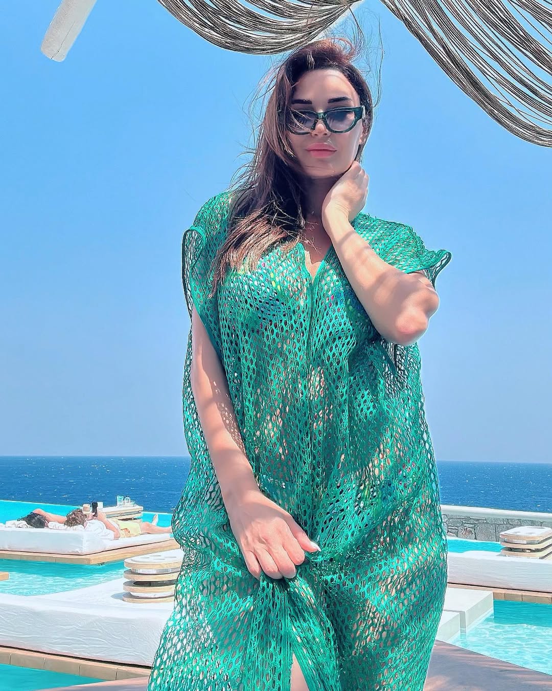 سيرين عبدالنور بالفستان الشبكي المحبوك بغرز مفتوحة باللون الأخضر