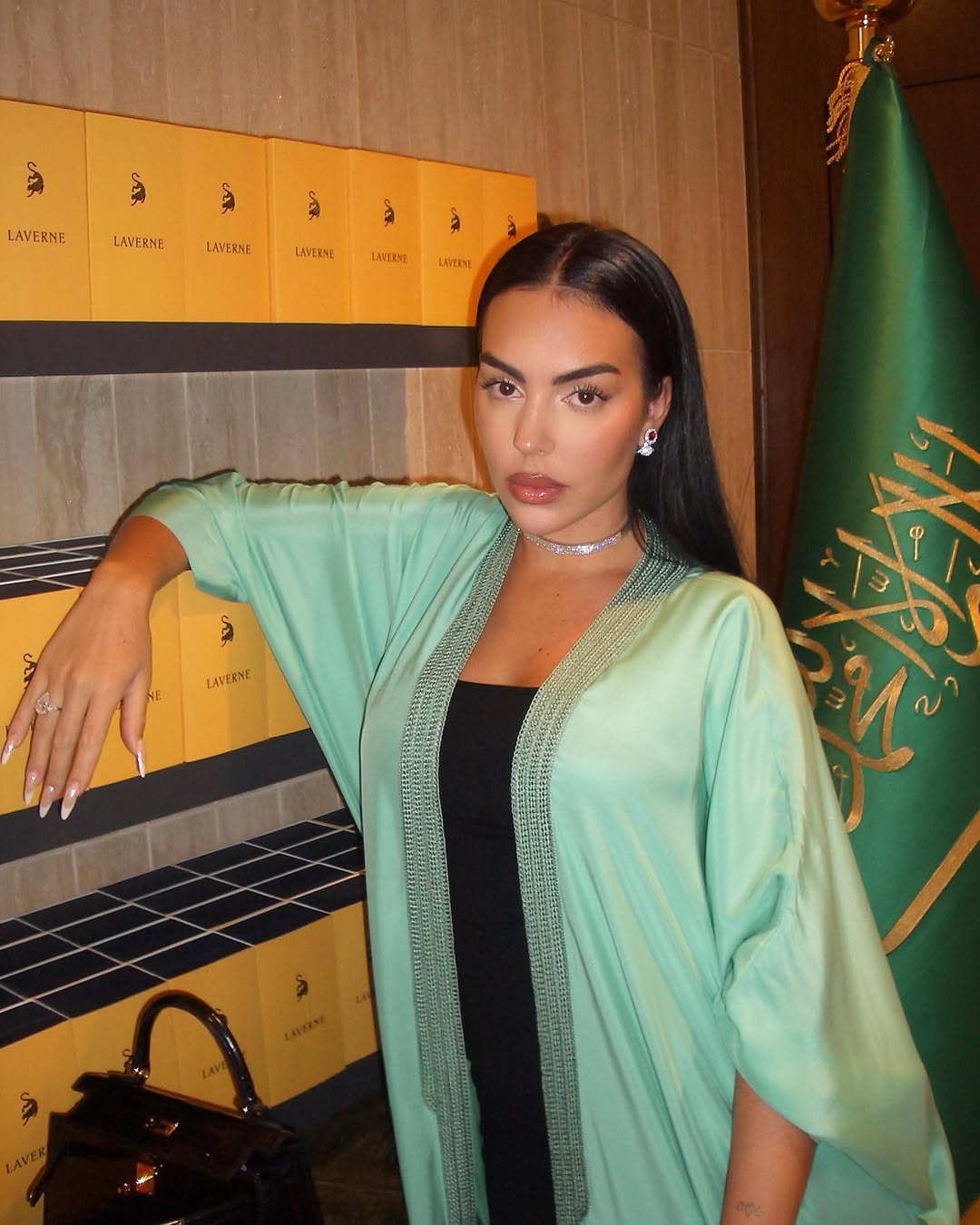 جورجينا رودريجيز بفستان ضيق باللون الأسود