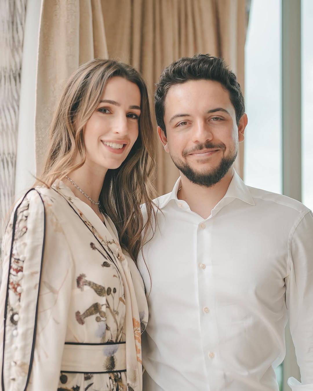 الأميرة رجوة والأمير الحسين بستايل الفستان المنقوش بقصة ميدي محتشمة باللون البيج