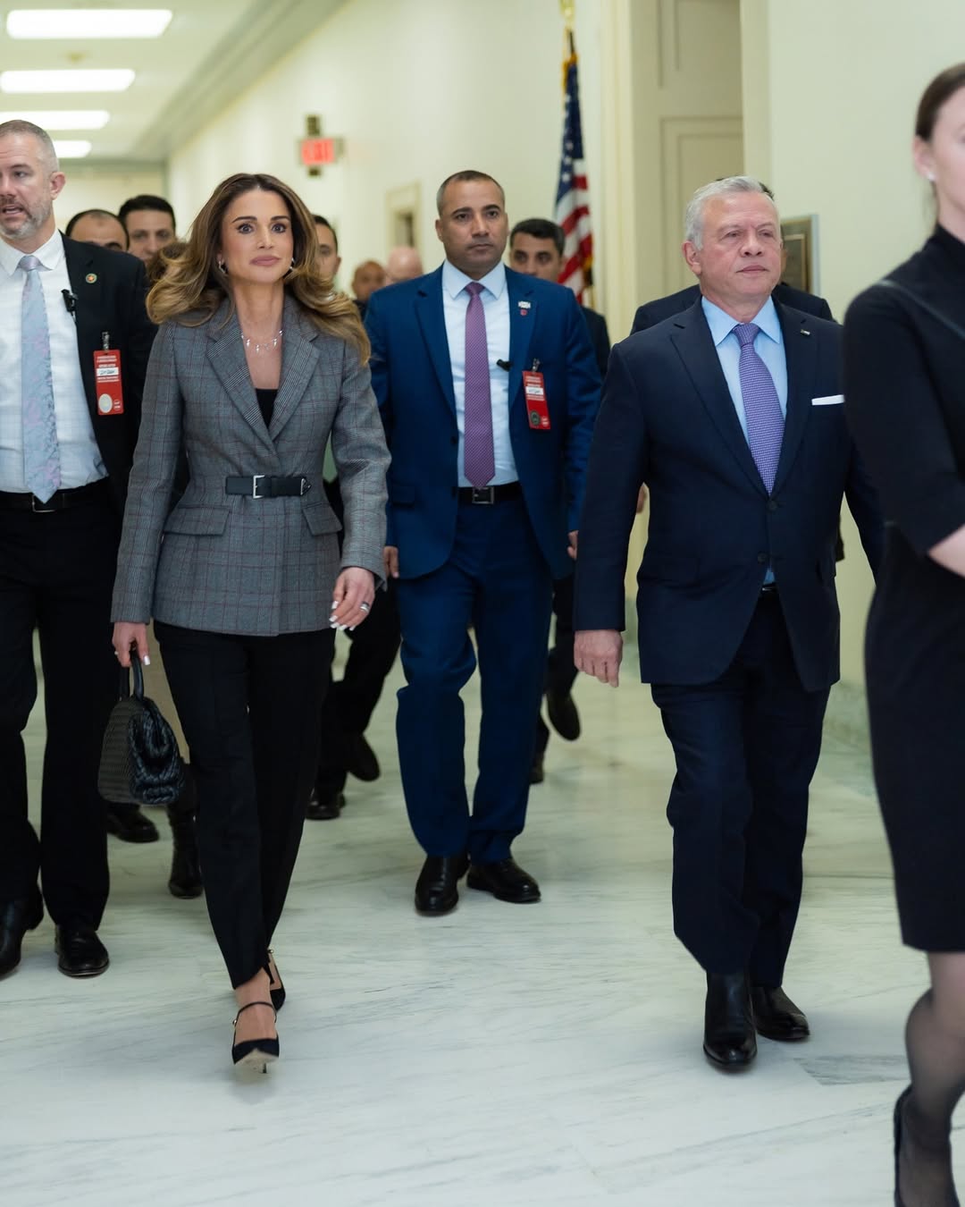 الملكة رانيا بستايل البنطلون الأسود ذو الأرجل المستقيمة الملامسة للكاحل