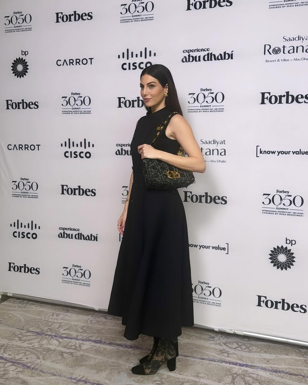 رزان جمال بفستان ميدي باللون الأسود الموحد من Dior