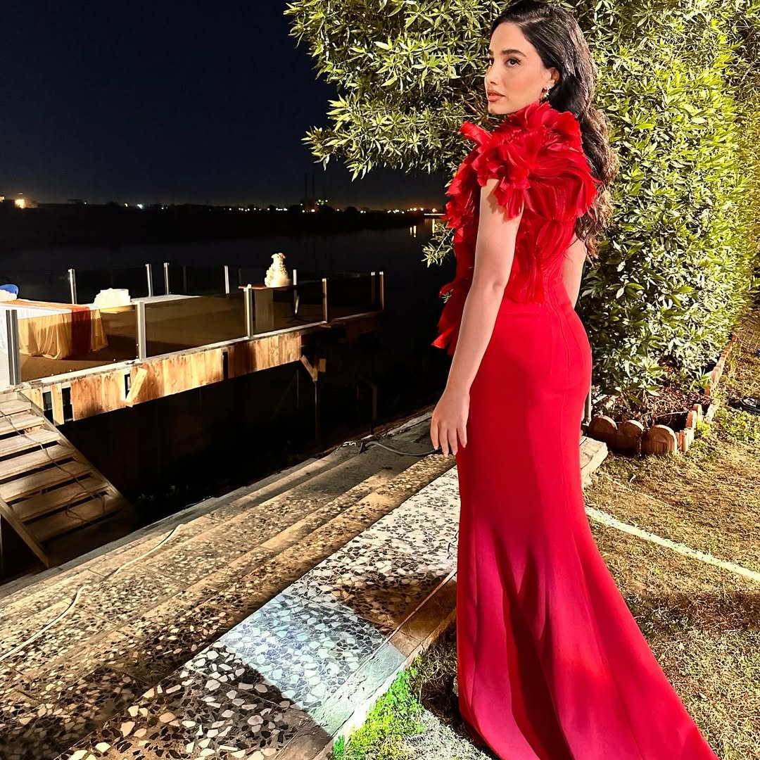  أميمة جواد الشكرجي بفستان طويل بقصة الحورية باللون الأحمر الناري