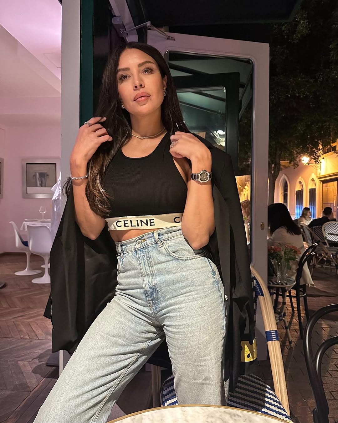 أمل بوشوشة بنطلون الدنيم الشاحب ذو الخصر العالي مع كروب توب أسود