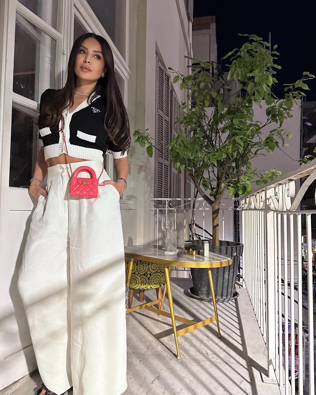 أمل بوشوشة بالأبيض والأسود بصيحة البنطلون الأبيض وقميص صوفي قصير باللون الأسود