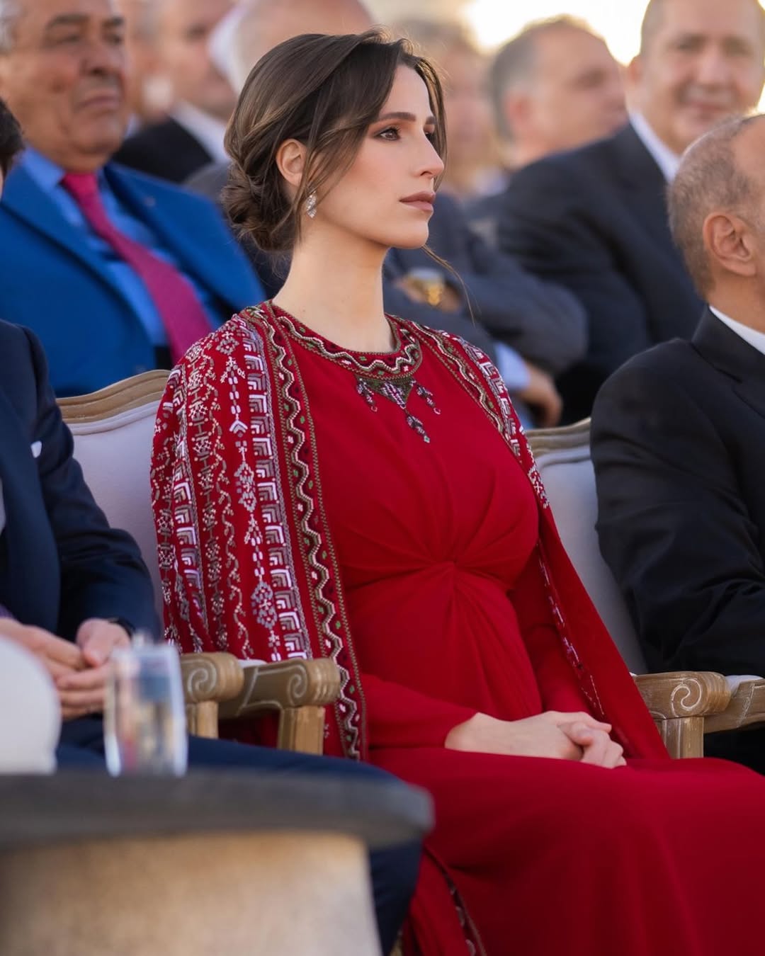 فستان الأميرة رجوة صمم بقماش الجورجيت الانسيابي