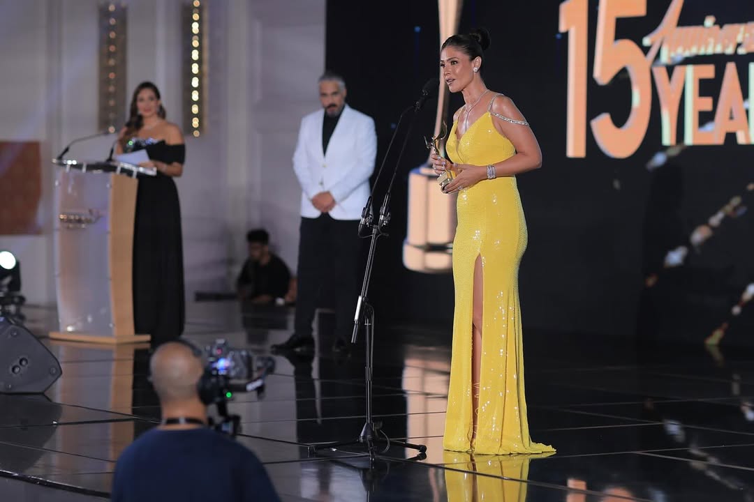 بسمة بفستان سهرة طويل باللون الأصفر