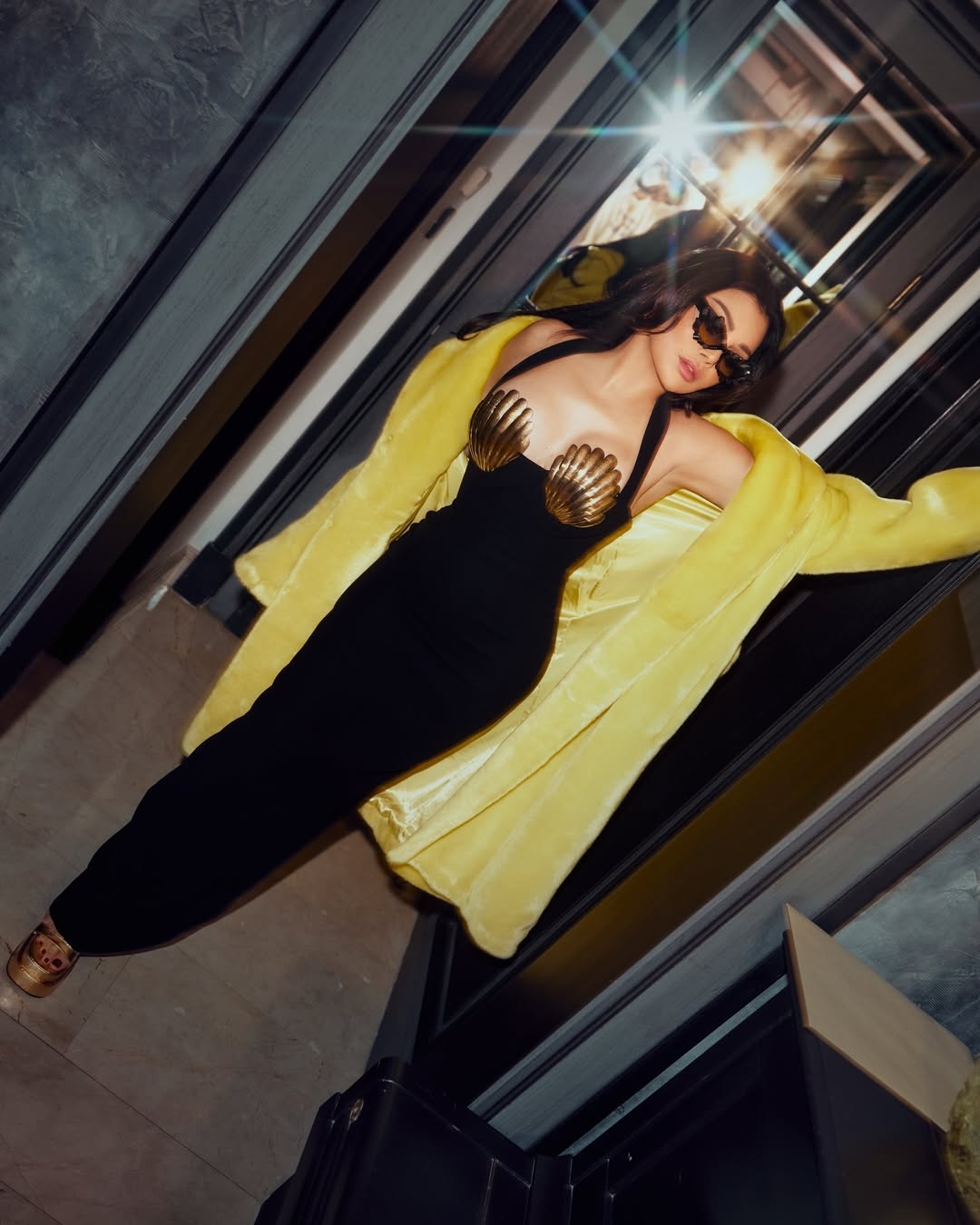 هيفاء وهبي بستايل الفستان الأسود الطويل