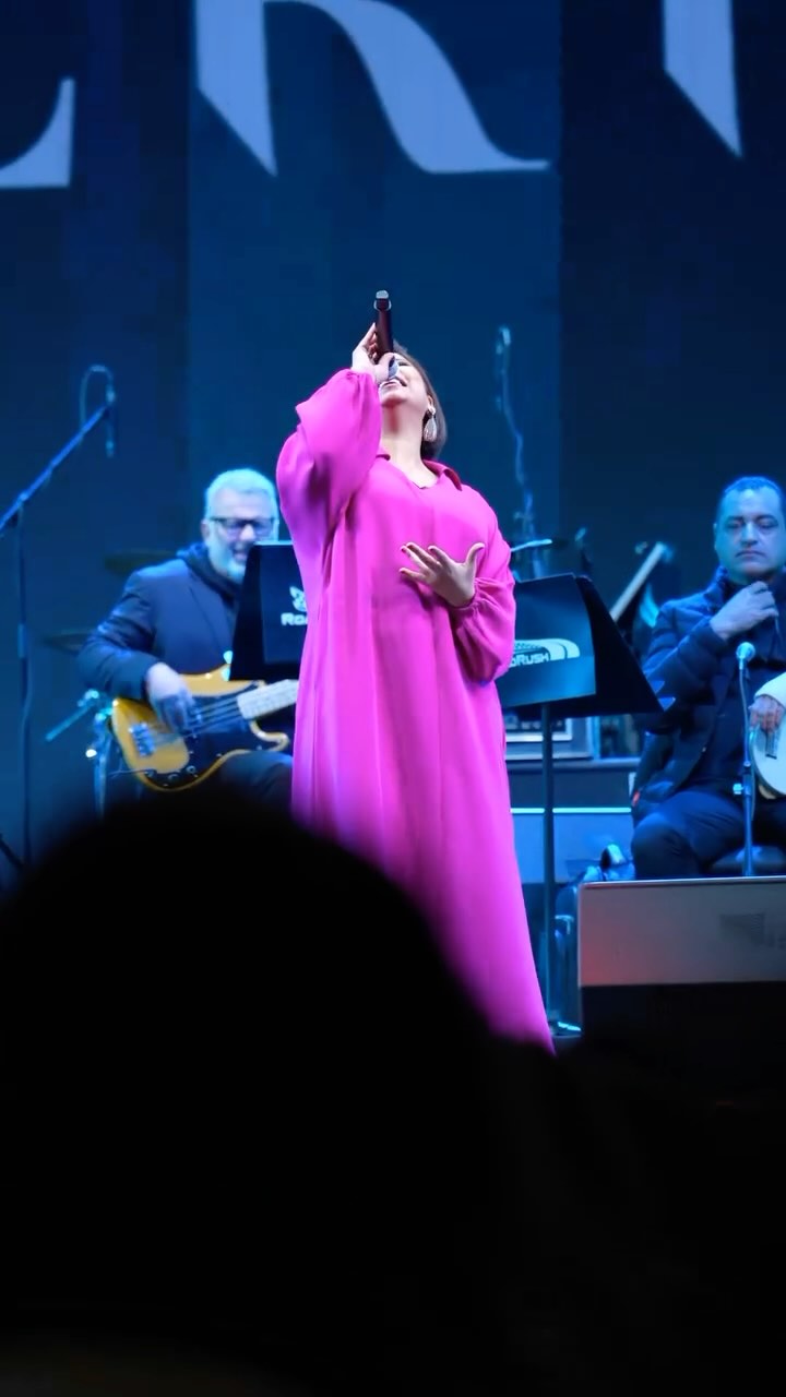 شيرين ارتدي فستانا محتشما باللون البنفسجي