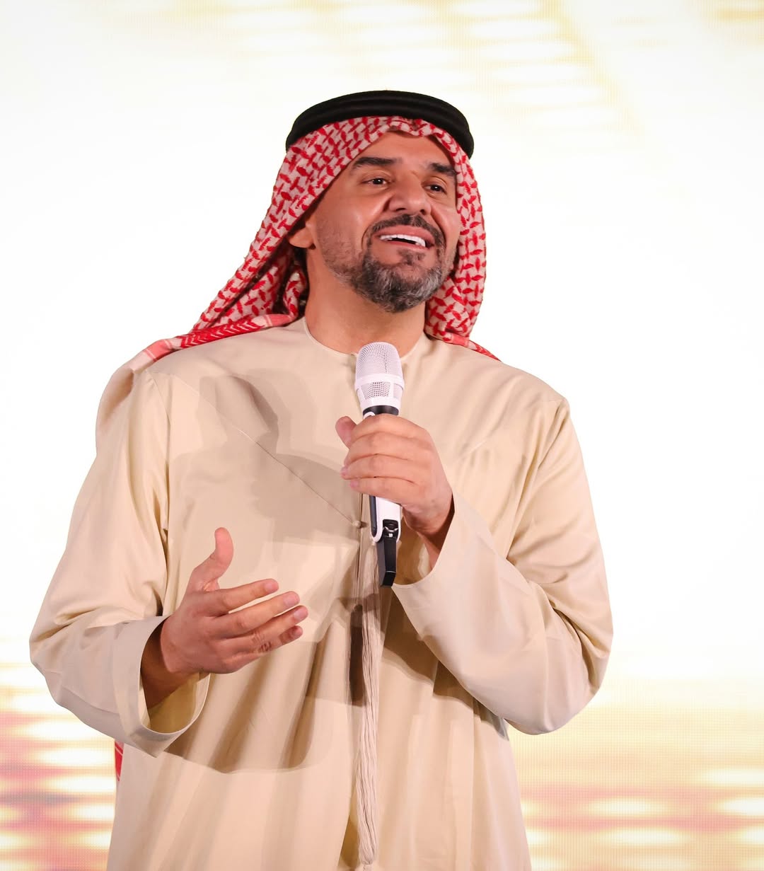 حسين الجسمي يحتفل بنجاح "الفستان الأبيض"