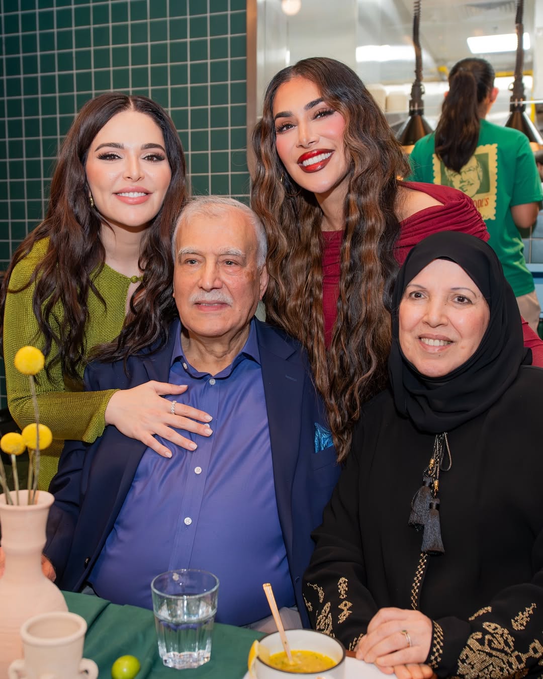 منى قطان مع العائلة