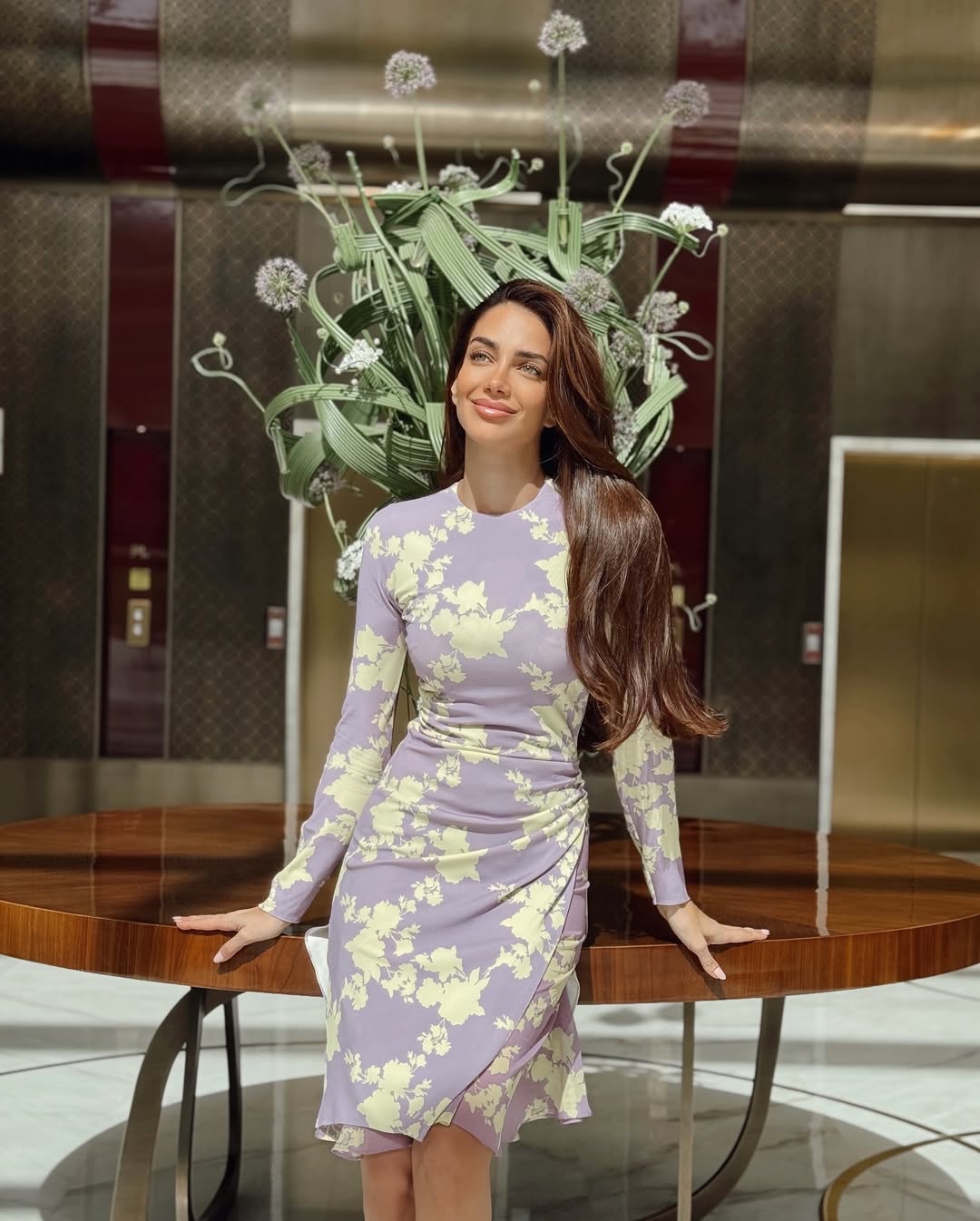 جيسيكا بفستان قصير باللون البنفسجي الفاتح،