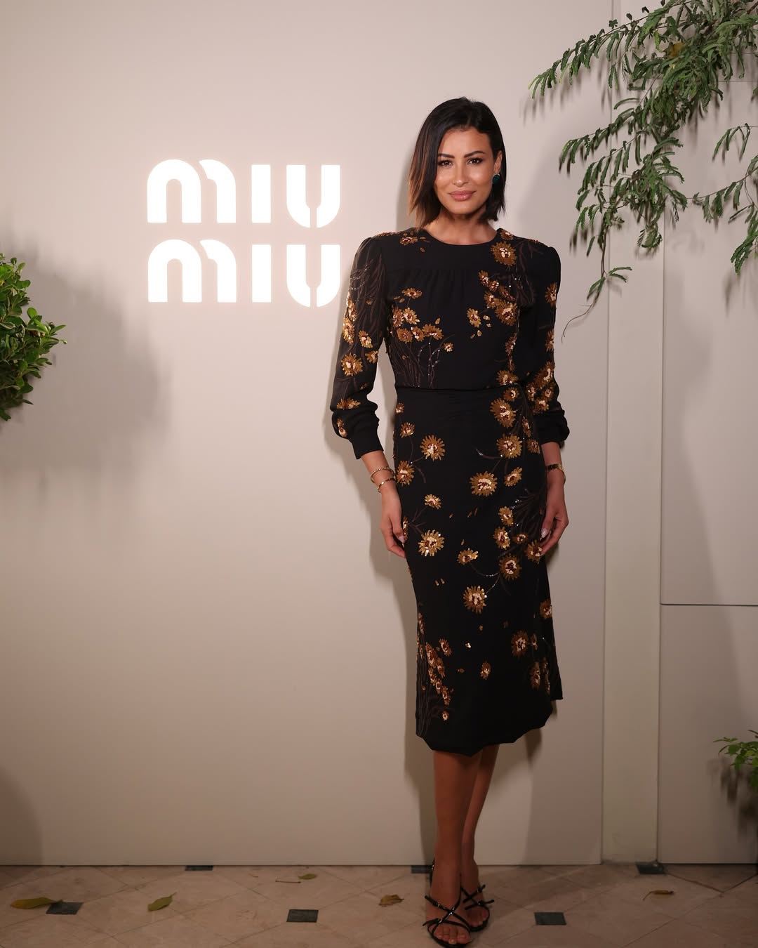 بالفستان الأسود الأنيق من دار Miumiu